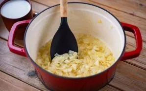 Kepkite ant vidutinės ugnies, retkarčiais pamaišydami mentele, kol suminkštės ir lengvai apskrus.