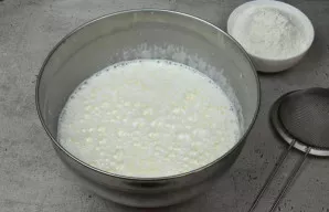 Miltus persijokite per smulkų sietelį ir dalimis įmaišykite į skystą tešlos dalį.