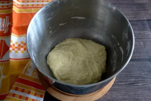 Uždengę indą maistine plėvele, palikite kambario temperatūroje fermentuotis 2 valandas.