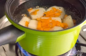 Į puodą dedu smulkintas bulves ir morką, puodą statau ant ugnies ir verdame iki išvirimo. Išimu daržoves ir atvėsinu.