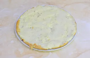 Iškeptą kiaušininį paplotėlį mentele atskirkite nuo keptuvės. Apverskite jį ant keptuvės dangčio, o tada perkelkite ant didelės lėkštės. ...