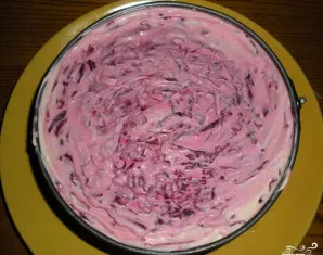 Dabar eilė virtų burokėlių. Sutarkuokite juos, dėkite kitą sluoksnį ir pagardinkite majonezu.