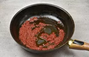 Keptuvėje įkaitinkite augalinį aliejų, sudėkite pomidorų pastą ir kepkite, maišydami, 1–2 minutes.