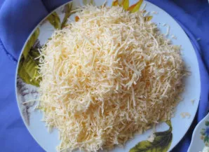 Sūrį sutarkuokite smulkia tarka.