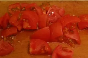 Pomidorus supjaustykite kubeliais.