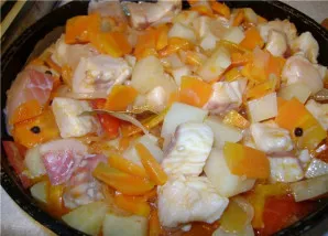 Uždengiame keptuvę dangčiu ir troškiname apie 15 minučių. Po to dedame lydekos filė, jau paruoštą sultinį, pipirus ir druską pagal skonį,...