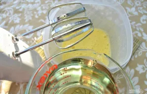 Plona srovele pilkite augalinį aliejų ir plakite toliau.