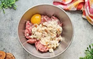 Į dubenį su malta mėsa sudėkite išmirkytą batoną ir pieną. Pagardinkite druska ir pipirais.