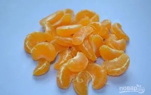 Nulupkite mandarinus, padalinkite į skilteles. Mišrainei geriausia naudoti mažus mandarinus. Jei turite didelius, supjaustykite skilteles...