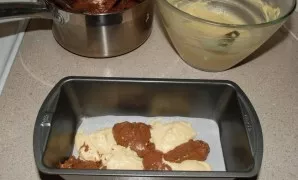 Į kepimo indą pakaitomis dėkite šokoladinę ir klasikinę tešlą.