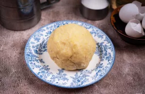 Užminkykite tešlą, kuri nelimpa prie rankų. Jei reikia, įpilkite šlakelį vandens.