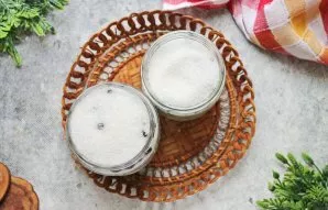 Į stiklainius pakaitomis sluoksniais dėkite mėlynių ir cukraus. Paskutinis sluoksnis turėtų būti cukrus, ir jį reikia pilti iki pat viršaus.