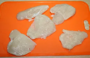 Vištienos krūtinėlę supjaustykite plonomis riekelėmis.