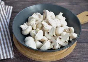 Pievagrybius supjaustykite, bet ne per smulkiai. Grybų plauti nereikia - tik nuvalykite nuo galimų nešvarumų, nes jie sugeria vandenį kai...