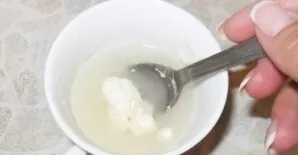 Nulupkite ir supjaustykite pomidorus, sudėkite juos į atskirą dubenį, įpilkite pomidorų sulčių, grietinės, cukraus ir išmaišykite. Dubeny...