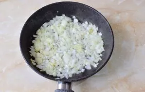 Padažui nulupkite ir smulkiai supjaustykite svogūną. Kepkite 2–3 minutes ant silpnos ugnies.