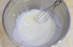 Į dubenį įmuškite kiaušinį ir įberkite druskos.