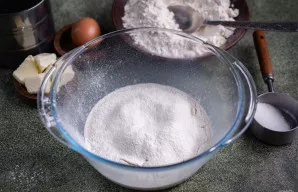 Persijokite 100 gramų miltų.