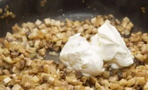 Kepkite grybus, kol skystis visiškai išgaruos, maždaug 10 minučių. Tada įdėkite grietinės ir druskos. Sumaišykite ingredientus ir troškin...