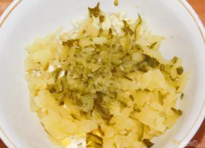 Stambia tarka sutarkuokite marinuotus agurkus.