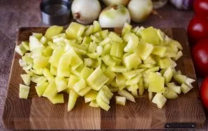 Saldžiųjų paprikų minkštimą supjaustykite mažais kubeliais.