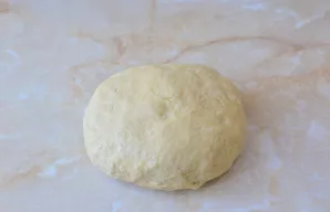 Paruošta mielinė tešla turi būti minkšta, elastinga ir nelipti prie rankų. Gerai išminkykite. Tuomet sudėkite į dubenį, uždenkite rankšlu...