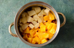 Bulves ir moliūgą nuplaukite, nulupkite ir supjaustykite kubeliais. Sudėkite į puodą.