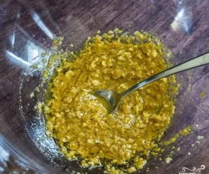 Atskirame dubenėlyje sumaišykite žaliuosius kario prieskonius, imbierą, česnaką, prieskonius, citrinos sultis ir alyvuogių aliejų.