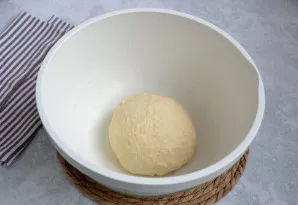 Rankomis užminkykite tešlą, suformuokite rutulį, suvyniokite į plėvelę ir padėkite į šaldytuvą 30 minučių.