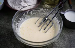 Šiuos ingredientus išplakite mikseriu, kol masė pašviesės.