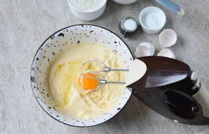 Po vieną įmuškite kiaušinius, kiekvieną gerai išplakdami.