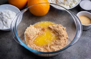 Šiuos trupinius perkelkite į dubenį ir įpilkite ištirpinto sviesto.