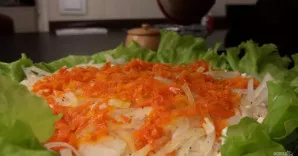 Viršuje dėkite šakute sutrintą žuvį, patepkite majonezu. Ant žuvies dėkite svogūnus, užpilkite citrinos sultimis. Toliau dėkite morkas, n...