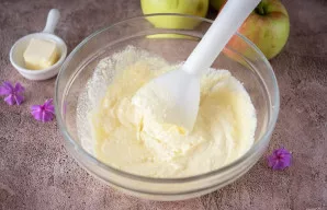 Rankiniu trintuvu sumalkite šiuos ingredientus iki vientisos masės.