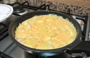 Nupilkite nuo keptuvės perteklinį aliejų, palikite tik 1 valgomąjį šaukštą, supilkite kiaušinių ir daržovių mišinį, uždenkite dangčiu ir ...