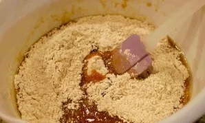 Į skystus ingredientus dubenyje suberkite sausus ingredientus, bet ne iš virtuvinio kombaino dubens, o tuos, kuriuos sumaišėte pirmame ži...