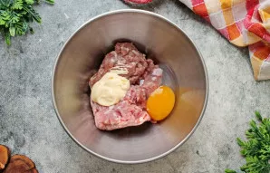 Įdėkite majonezo arba pakeiskite jį grietine ar natūraliu jogurtu.