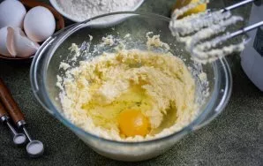 Šiuos ingredientus plakite mikseriu iki kreminės masės. Tada supilkite 3 šaukštus citrinos sulčių ir po vieną įmuškite kiaušinius, mikser...