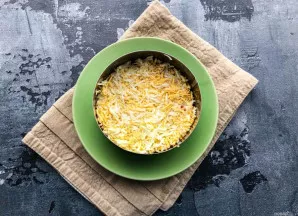 Virtus kiaušinius nulupkite, sutarkuokite vidutine tarka ir dėkite ant krabų lazdelių viršaus.