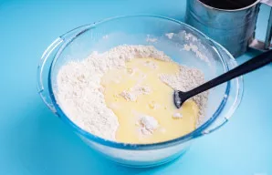 Supilkite šiltą pieną ir iš anksto ištirpintą sviestą.