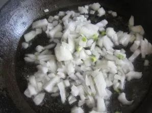 Sudėkite svogūnus į tą patį aliejų, kuriame buvo kepti grybai. Kepkite svogūną ant didelės ugnies ne ilgiau kaip 2 minutes.