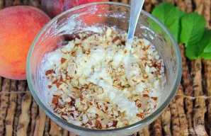 Sutrintus migdolus dedame į varškės masę ir išmaišome.