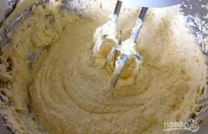 Tada po vieną įmaišykite kiaušinius, kruopščiai išminkydami tešlą.