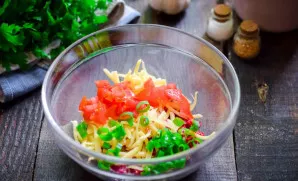 Pomidorą nuplaukite, nusausinkite ir smulkiai supjaustykite, tada sudėkite į ingredientus. Nuplaukite ir smulkiai supjaustykite laiškinį ...