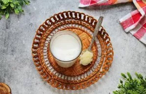 Sutarkuokite česnaką. Supilkite pieną į stiklinę, sudėkite susmulkintą česnaką ir išmaišykite.