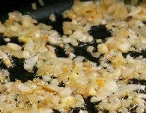 Paimame švarią keptuvę, patepame ją augaliniu aliejumi ir statome ant įjungtos viryklės. Prieš dedant daržoves, aliejų reikia įkaitinti. ...