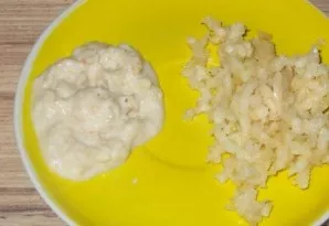Krienus ir česnaką nulupkite ir taip pat susmulkinkite.