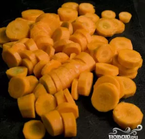 Nulupkite ir supjaustykite morkas...