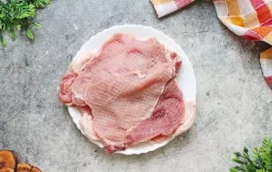 Mėsą supjaustykite ir iš abiejų pusių išmuškite. Jei kraštai yra su plėvele, nupjaukite ją, nes kepant ji susitrauks, o kraštai pakils.