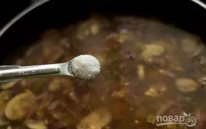 Puode užvirinkite sultinį. Sudėkite ten apkepintus grybus ir pupeles. Pagal skonį įberkite druskos ir pipirų. Virkite 10-12 minučių.